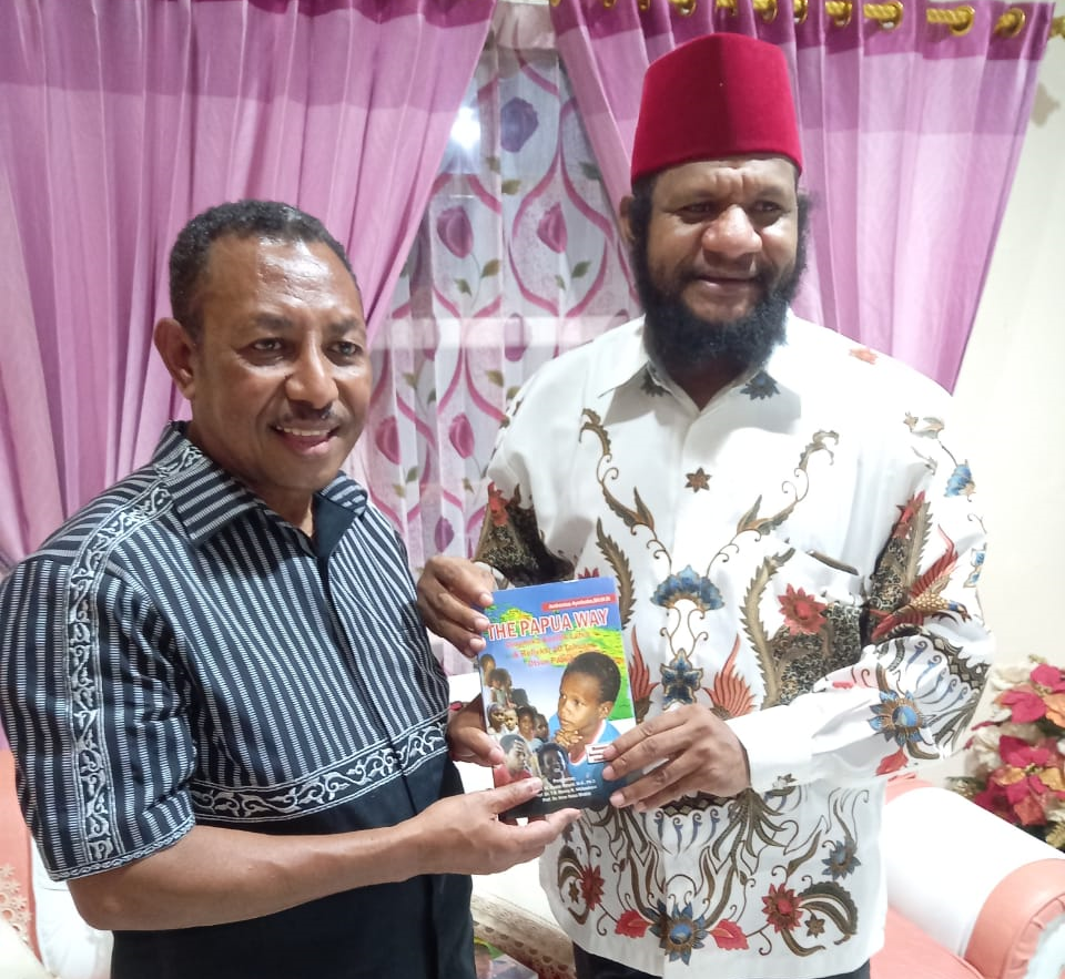 Ketum Gercin Indonesia  HYU Apresiasi Buku The Papua Way Yang Di Tulis Oleh Tokoh Papua Anthonius Ayorbaba SH.M.Si