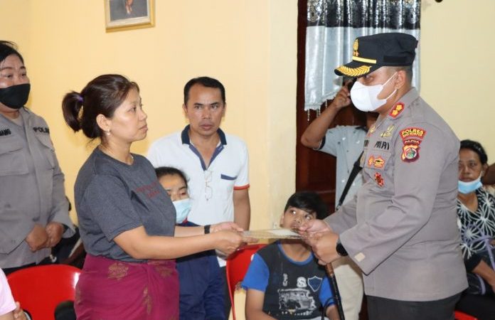 Ikut Belasungkawa, Kapolres Biak Melayat ke Kediaman Personilnya yang Meninggal Dunia