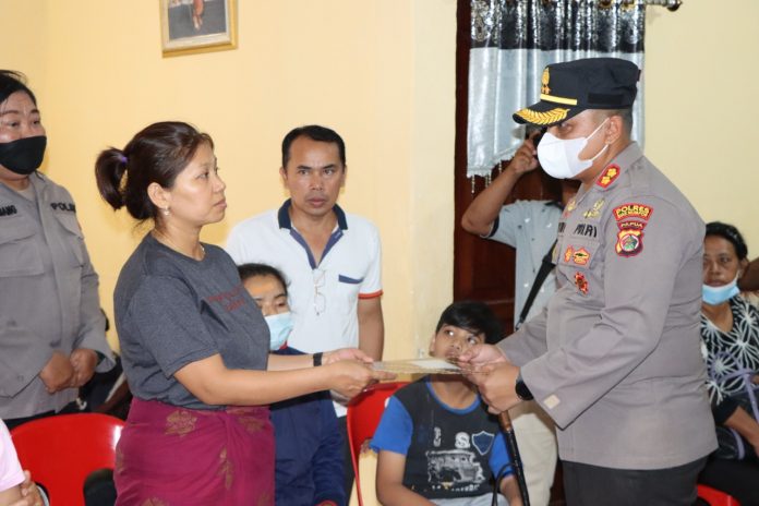 Ikut Belasungkawa, Kapolres Biak Melayat ke Kediaman Personilnya yang Meninggal Dunia