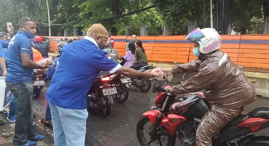 Wujud Toleransi Antar Umat Beragama,RHP Berbagi Takjil Bagi Warga ...