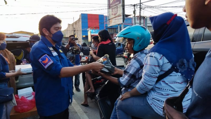 Berbagi Kasih di Bulan Ramadhan, Partai NasDem Papua dan Kota Jayapura Bagi bagi Takjil