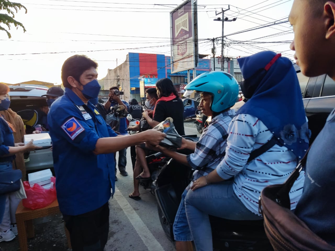 Berbagi Kasih di Bulan Ramadhan, Partai NasDem Papua dan Kota Jayapura Bagi Takjil