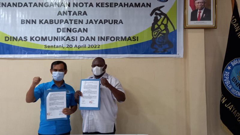 Penandatanganan perjanjian kerja sama dilakukan langsung oleh Kepala BNN Kabupaten Jayapura Arianto Rifai, S.Pd dan Kepala Dinas Kominfo Kabupaten Jayapura Gustaf Griapon, S.T.