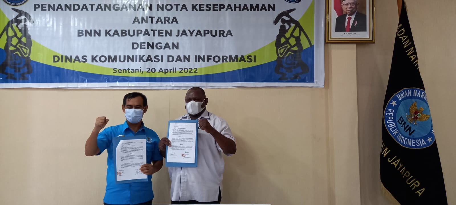 Penandatanganan perjanjian kerja sama dilakukan langsung oleh Kepala BNN Kabupaten Jayapura Arianto Rifai, S.Pd dan Kepala Dinas Kominfo Kabupaten Jayapura Gustaf Griapon, S.T.