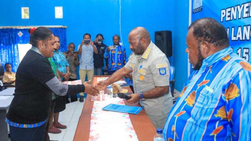 Bupati RHP Serahkan Bantuan bagi 35 Koperasi