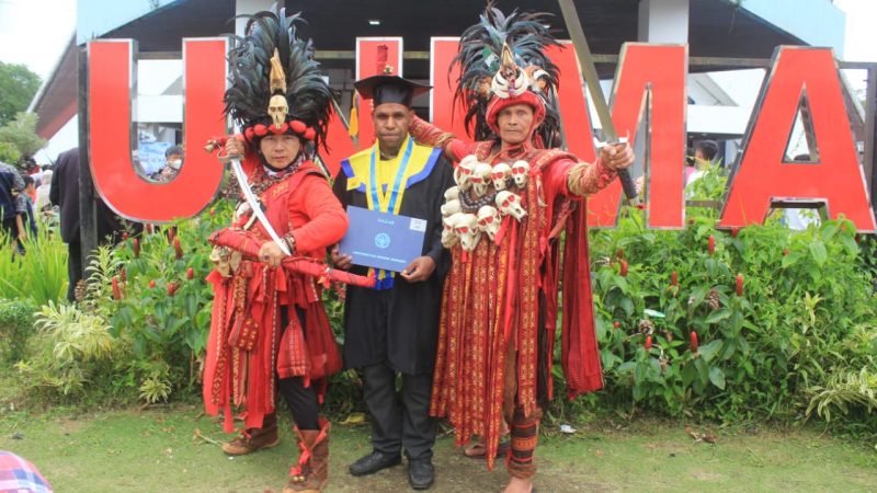 Ketua umum Mahasiswa Puncak Jaya, Leme Wonda Meraih [ CUM LAUDE]  di Universitas Negeri Manado [ UNIMA], Angkatan 2018 hingga selesai Tahun 2022.