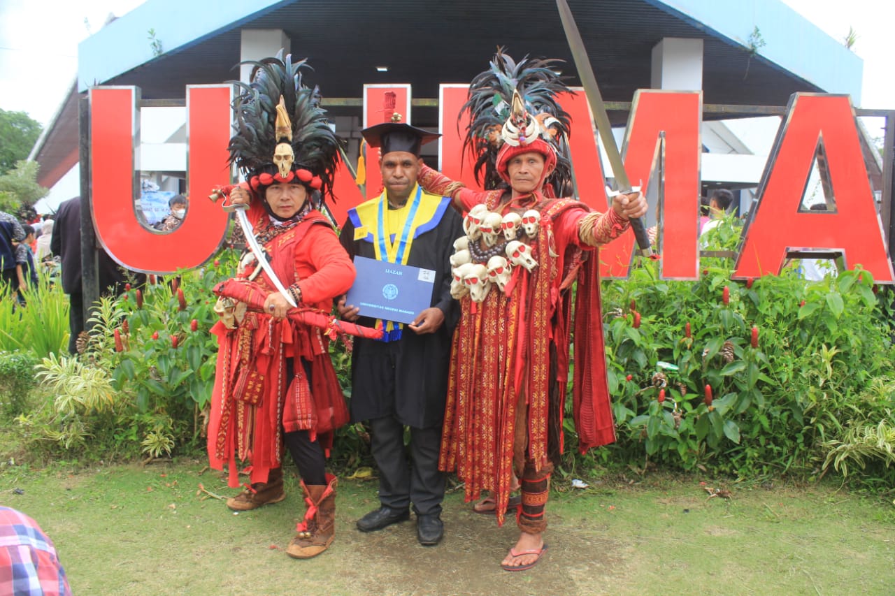 Ketua umum Mahasiswa Puncak Jaya, Leme Wonda Meraih [ CUM LAUDE]  di Universitas Negeri Manado [ UNIMA], Angkatan 2018 hingga selesai Tahun 2022.