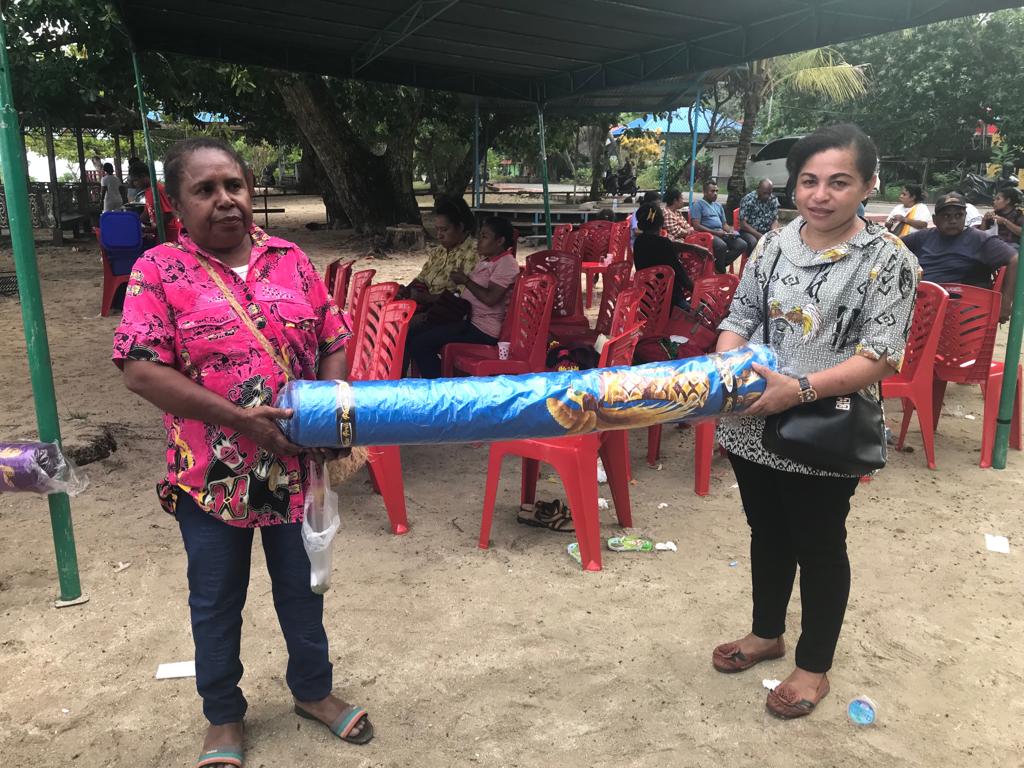 Dukung Pelayanan Ibadah, Anggota DPRP  Eben Gebze Bantu III kelompok Persekutuan Wanita GKI Kain Batik Papua