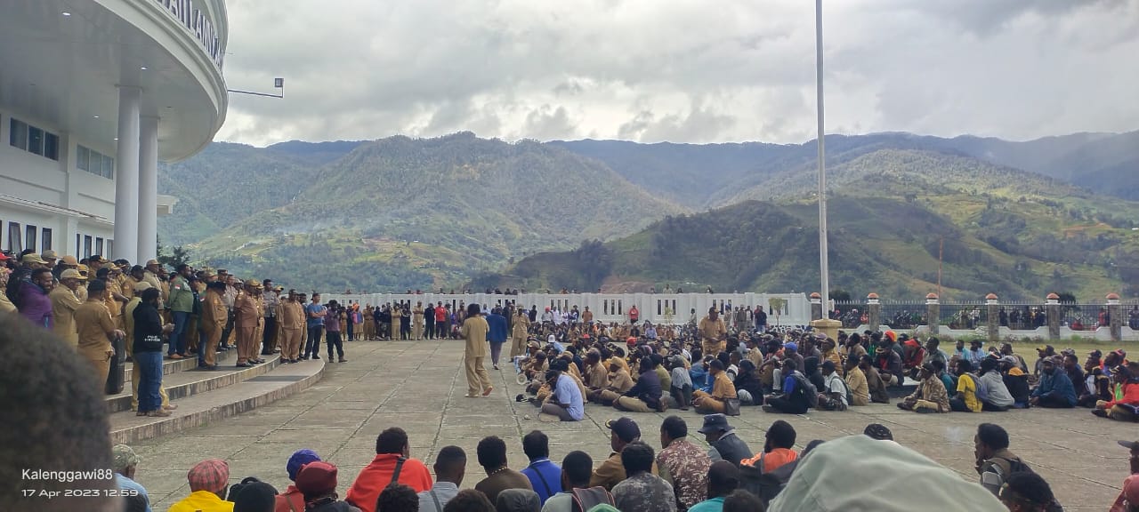 Stop Manufer Politik dengan pemberin Gaji Desa dan Dana Desa Di Lanny jaya