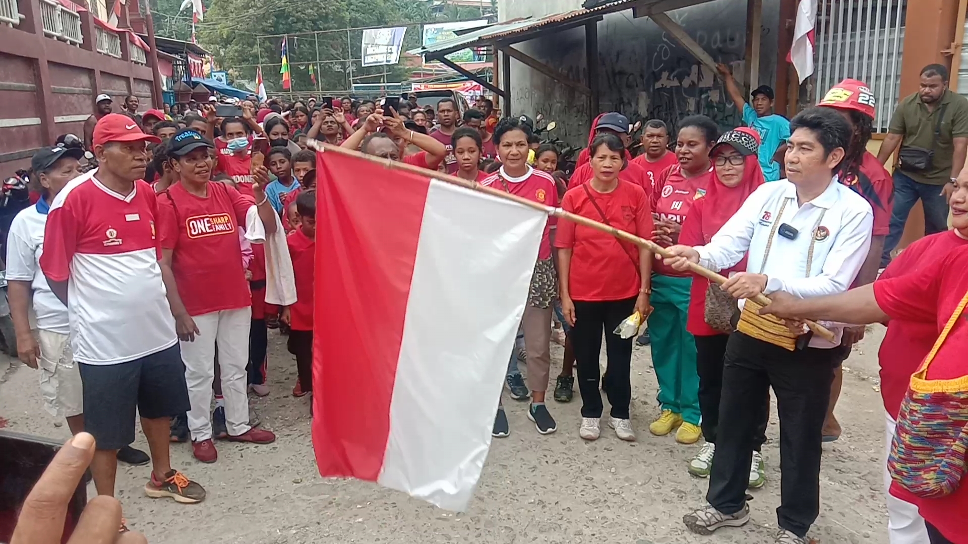 Merayakan Hut RI Ke-78 Ketua DPRP Jhony Banua Rouw Lepas Ratusan peserta jalan sehat warga argapura Kota jayapura