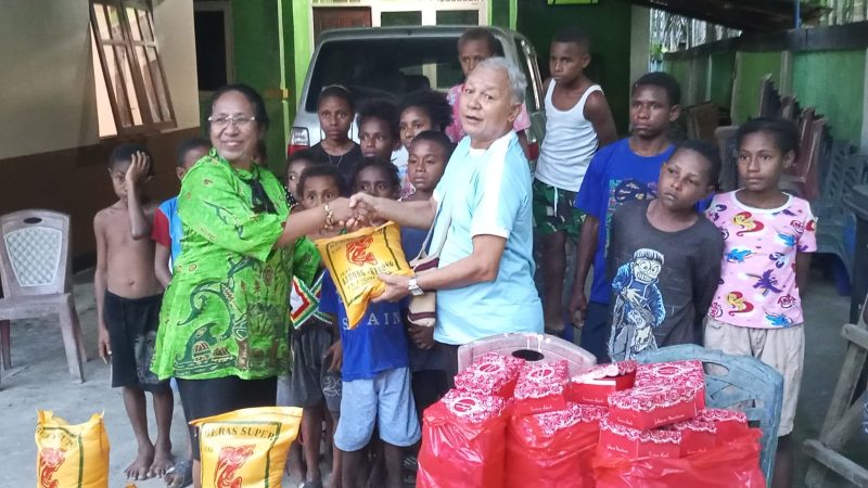 Kunjungi anak anak binaan Pastor di Gereja Santo Petrus Koya tengah, Mama Sekwan berpesan harus tetap sekolah dan belajar baik agar bangun Papua