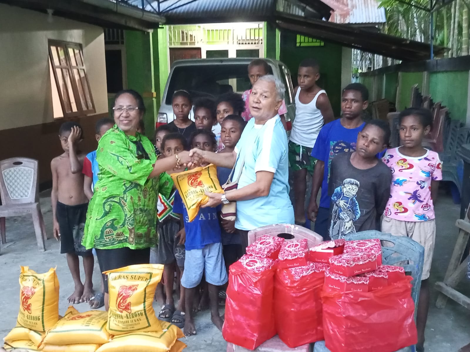 Kunjungi anak anak binaan Pastor di Gereja Santo Petrus Koya tengah, Mama Sekwan berpesan harus tetap sekolah dan belajar baik agar bangun Papua