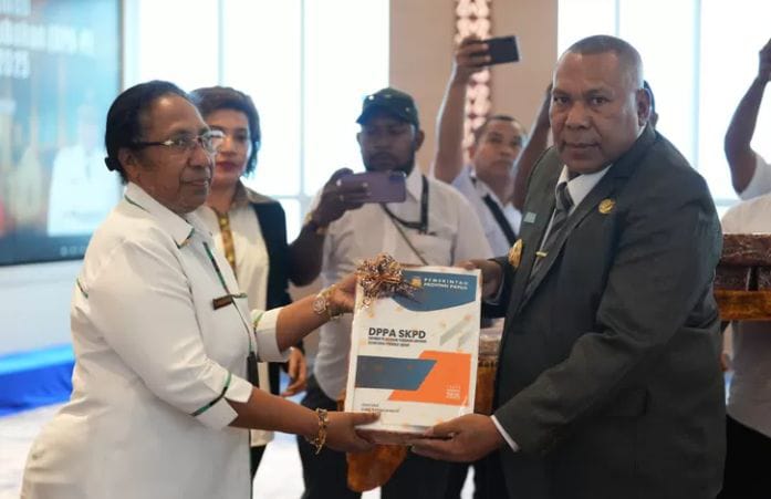 Wagub Papua Aryoko Rumaropen Serahkan DPA Perubahan kepada 41 OPD