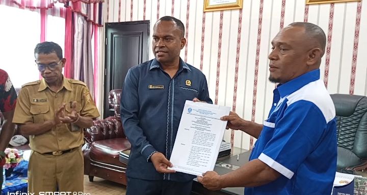 Ketua DPD GAMKI Papua, Luis Mebri Serahkan SK Caretaker GAMKI Kota Jayapura Kepada Bung  Max Karubaba
