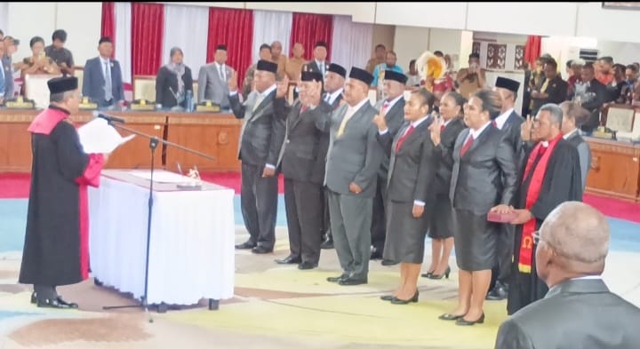 Tunggu sekian lama Akhirnya 11 anggota DPRP Kursi Pengangkaran dilantik Ketua Pengadilan Tinggi  Jayapura, Dr. Djaniko M.H. Girsang