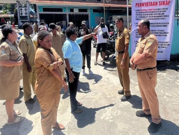 Belasan Nakes dan PNS RSUD Abepura unjuk rasa, minta Direktur di nonaktifkan dari Jabatan