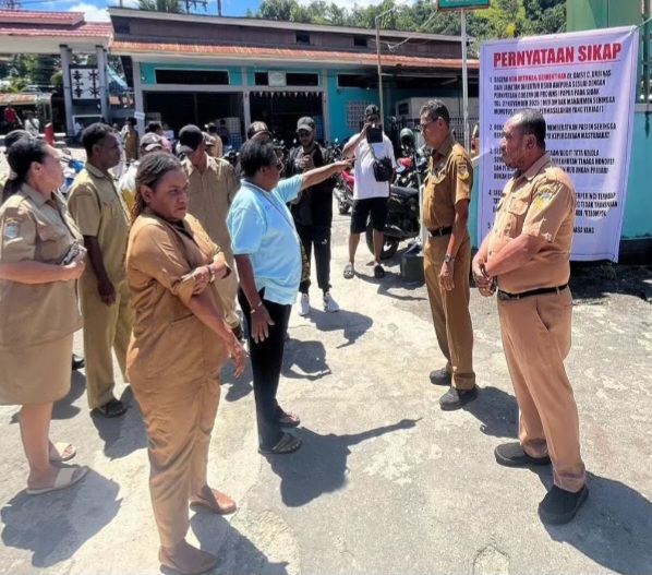 Belasan Nakes dan PNS RSUD Abepura unjuk rasa, minta Direktur di nonaktifkan dari Jabatan