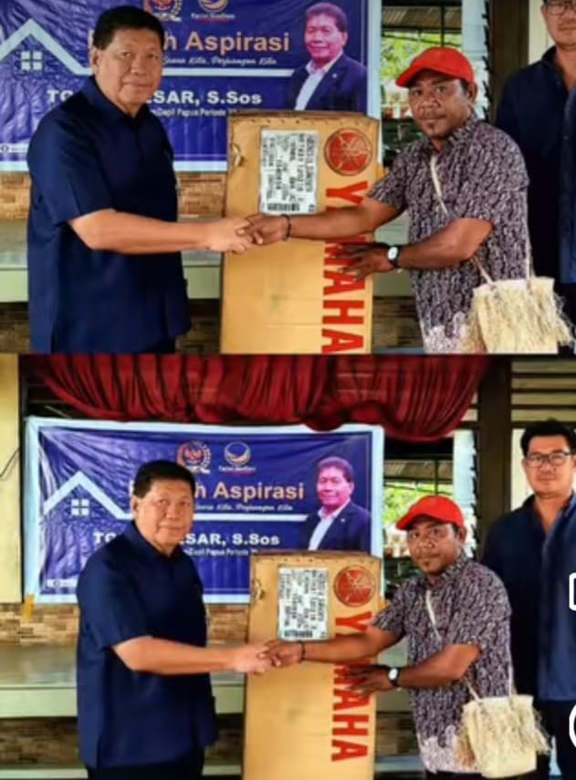Tonny Tesar Serahkan Motor Laut 15 PK untuk Jembatani Kekurangan Transportasi Sekolah di Kepulauan Yapen