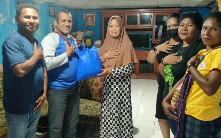 DPC Nasdem Jayapura Selatan bangkit bagikan Bantuan Natura untuk Kader Korban Banjir di Rawa 1 Hamadi