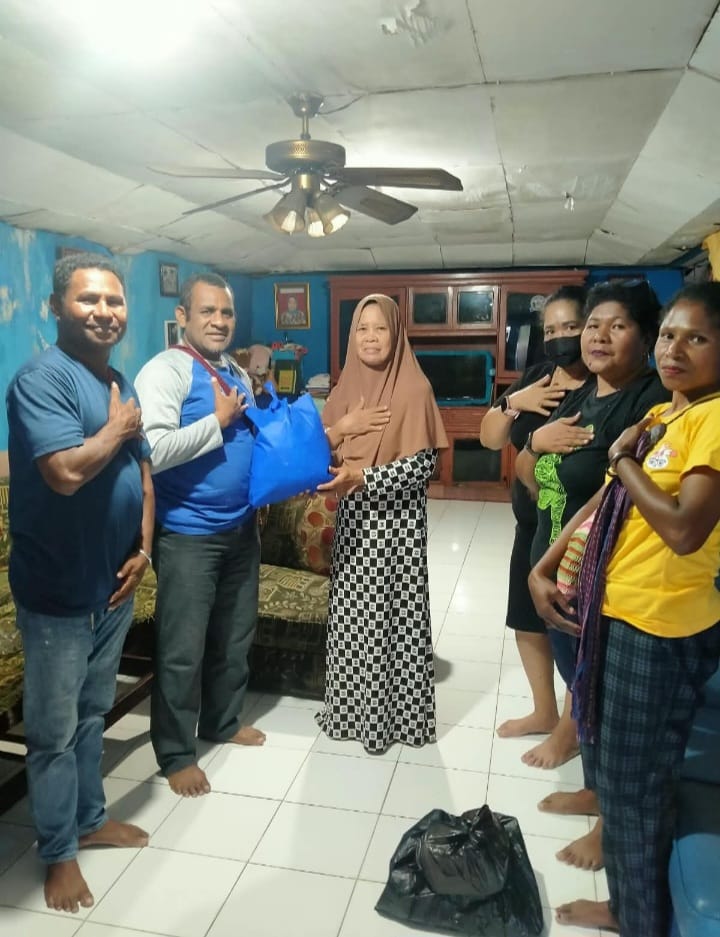 DPC Nasdem Jayapura Selatan bangkit bagikan Bantuan Natura untuk Kader Korban Banjir di Rawa 1 Hamadi