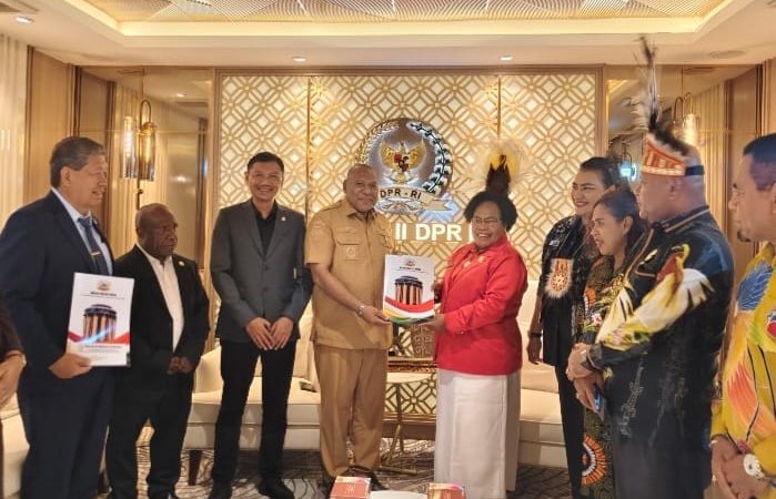 Dikawal Wagub AR dan FX Mote, MRP Serahkan Keputusan Persetujuan Provinsi Papua Utara ke Komisi II DPR RI