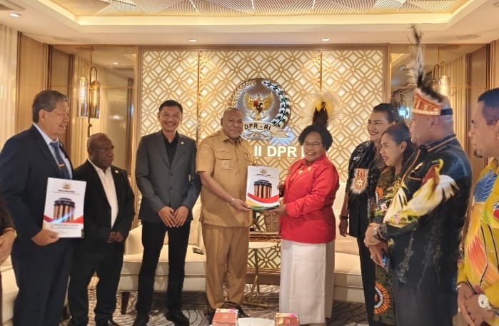 Dikawal Wagub AR dan FX Mote, MRP Serahkan Keputusan Persetujuan Provinsi Papua Utara ke Komisi II DPR RI