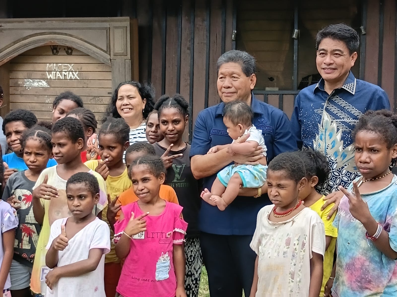 Tonny Tesar Kunjungi Panti Asuhan di Sentani, Berbagi Kasih dengan Anak-anak Korban Konflik